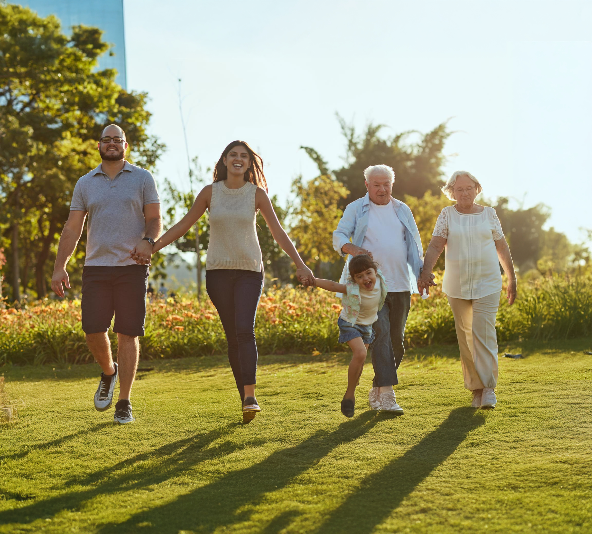 Una familia representa el Estudio de Salud Avanzado para el control preventivo del estado general de salud