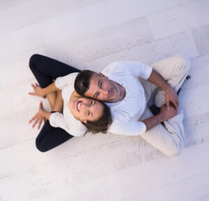 Pareja de personas adultas en contexto de cuidado de la salud sexual