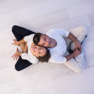 Pareja de personas adultas en contexto de cuidado de la salud sexual