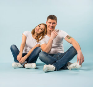 Una pareja de un hombre y una mujer jóvenes, asociados al test ets plus, análisis completo de infecciones sexuales