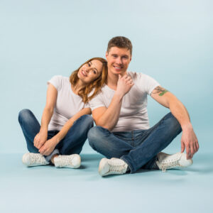 Una pareja de un hombre y una mujer jóvenes, asociados al test ets plus, análisis completo de infecciones sexuales