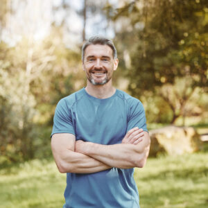 Hombre maduro que sonríe representando el Estudio Salud Hombre para el control preventivo de la salud masculina