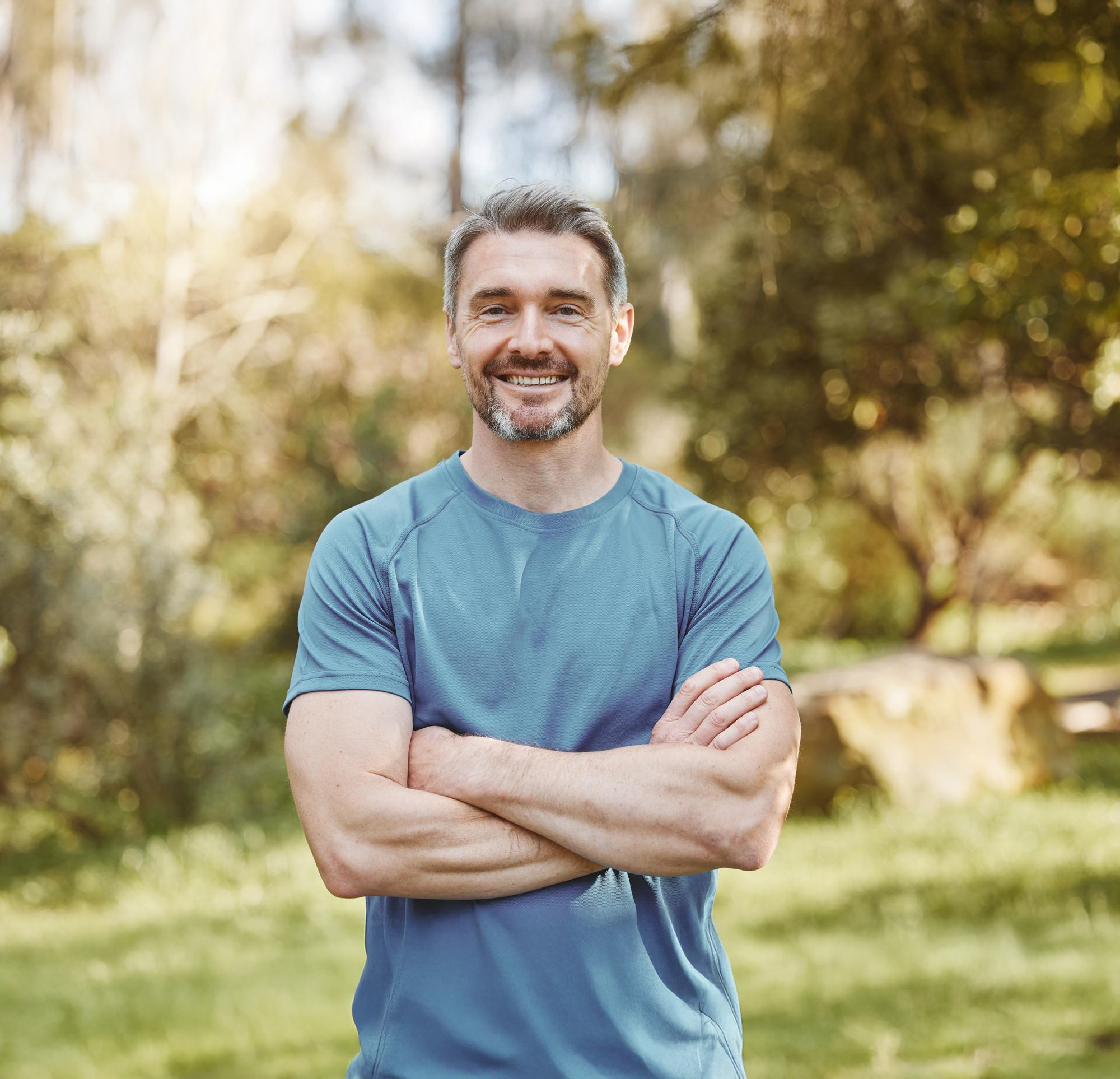 Hombre maduro que sonríe representando el Estudio Salud Hombre para el control preventivo de la salud masculina