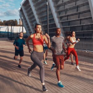 Personas corriendo representando el control del rendimiento y lesiones en el Estudio Deportista