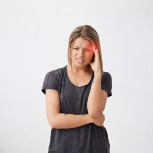 Mujer adulta con dolor de cabeza como representación del Test Dao Migraña