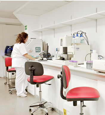Profesional de Analiza analizando muestras en un laboratorio relacionado con Servicios para profesionales de la salud.