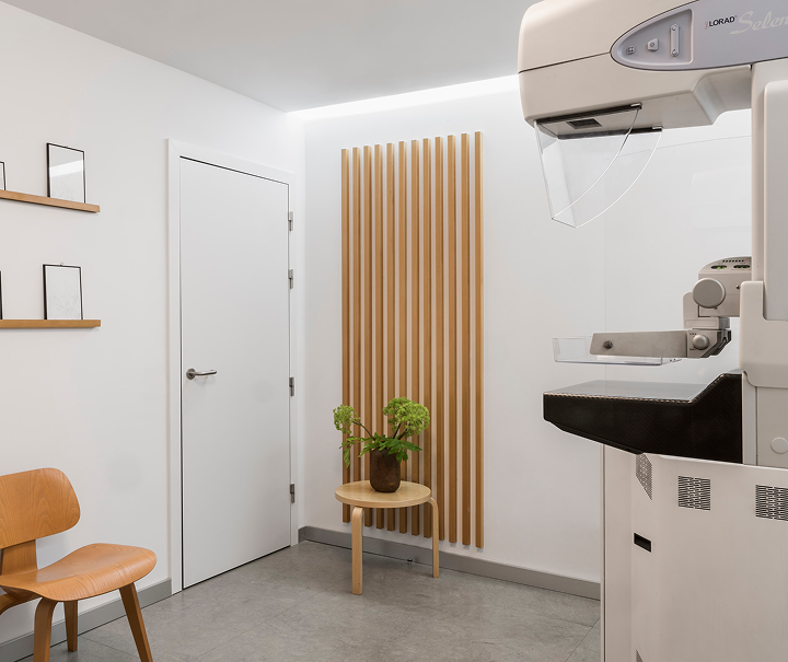 Sala de diagnóstico por imagen equipada con tecnología médica avanzada