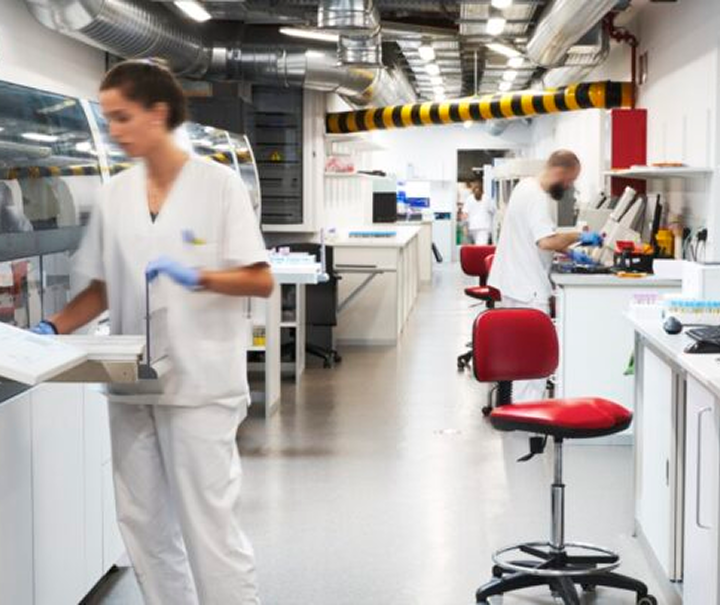 Profesionales sanitarios trabajando en un laboratorio de análisis clínicos de Analizza