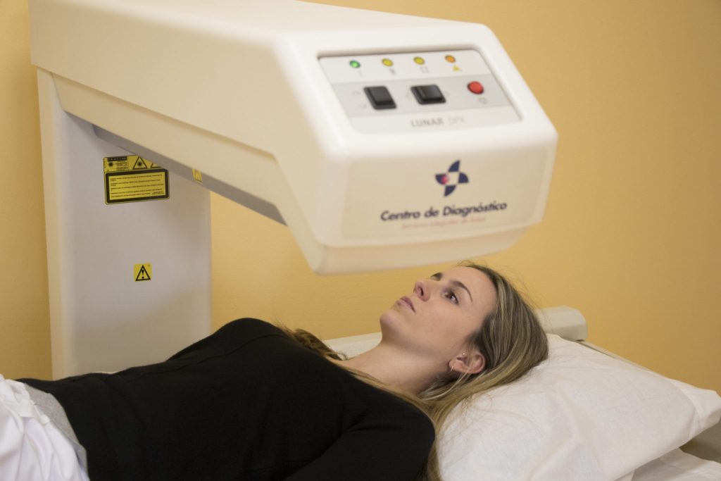 Paciente realizando un densitometría ósea en Centro Diagnóstico Granada - Grupo Analiza