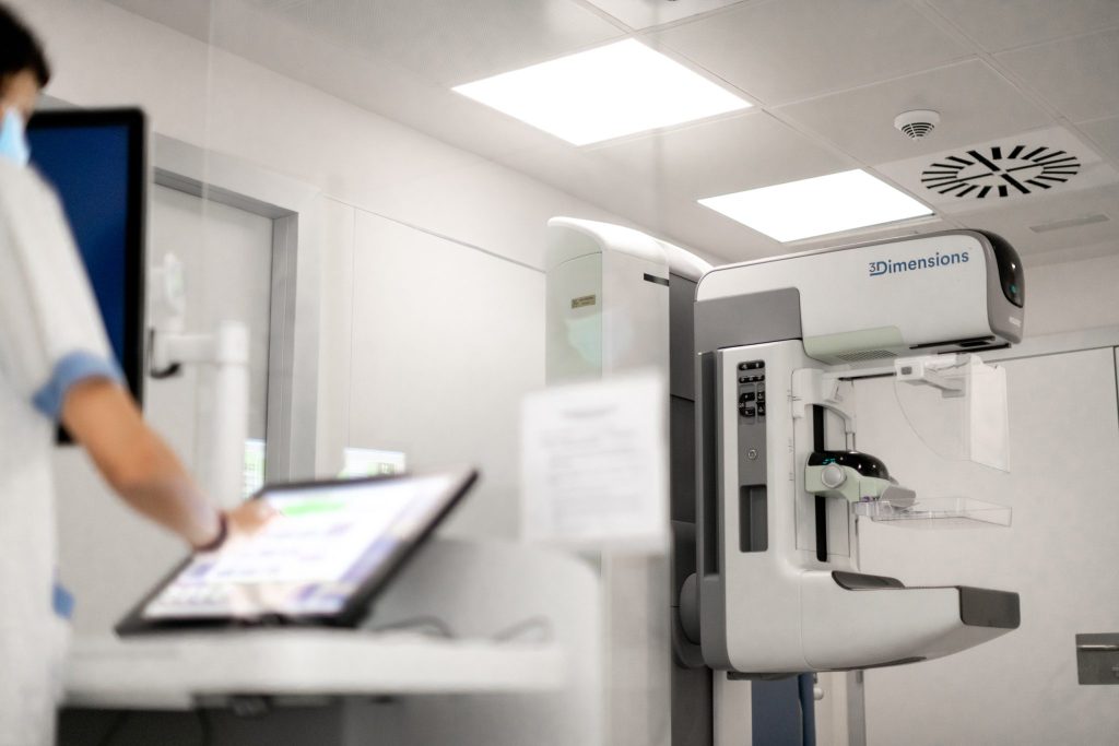 Unidad integral orientada a la detección precoz y al diagnóstico preciso en patología mamaria y ginecológica. Dentro del servicio de diagnóstico por imagen