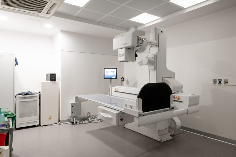Sala de radiología con Telemando de Centro Diagnóstico Granada - Grupo Analiza