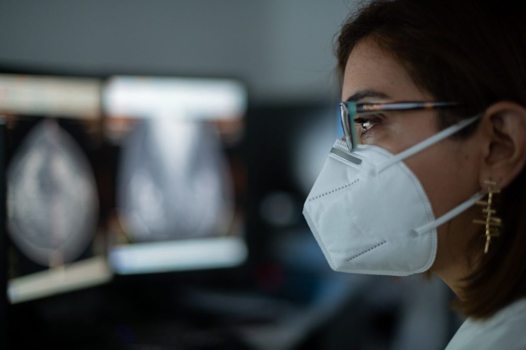 Profesional revisando una una resonancia de mama en Centro Diagnóstico Granada - Grupo Analiza