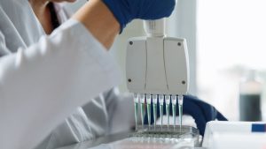 Profesional sanitaria manipulando muestras en un laboratorio Analiza