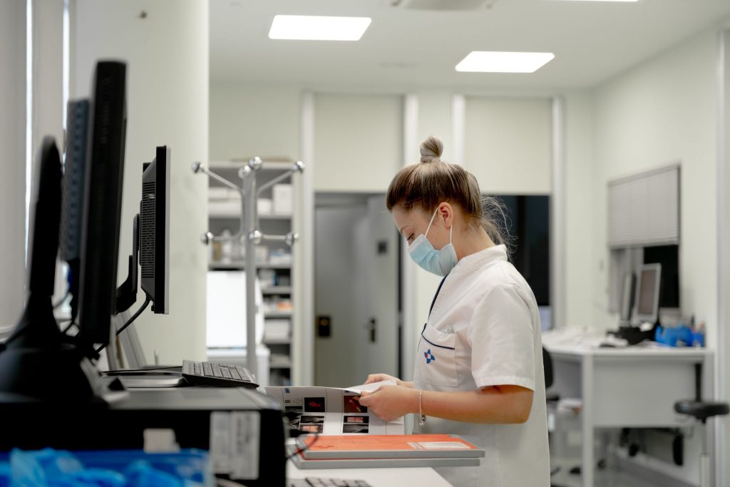 Profesional sanitario en el servicio de radiología del Centro Diagnóstico Granada del Grupo Analiza